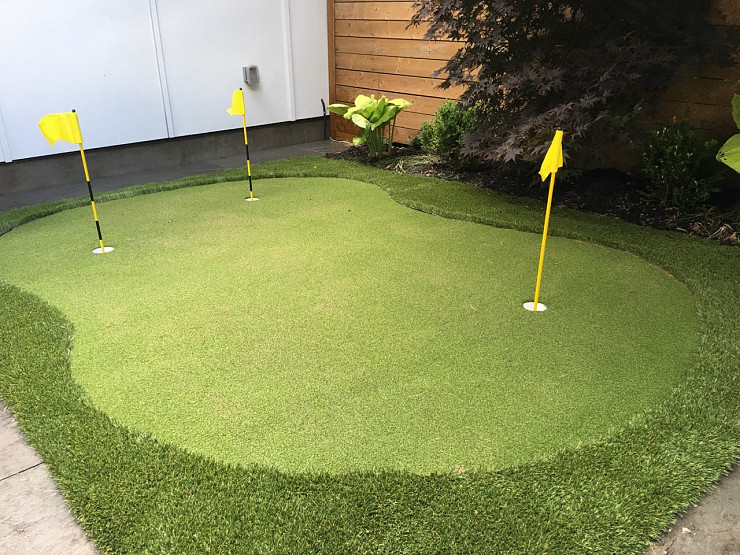 Benefits of Installing a Backyard Putting Green in Your Toronto/GTA Home